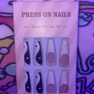 White French-tip Yin-Yang Design Press-on Nails 24pcs